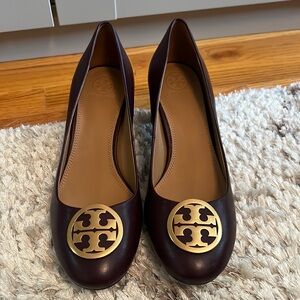 Tory Burch gold logo leather pump in burgundy.